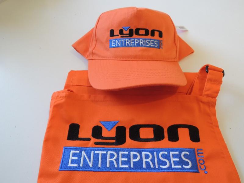 Tablier et casquette brodés au logo de Lyon Entreprises